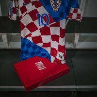 Luka Modrić - dres povodom jubilarne stote utakmice