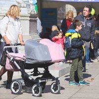 Nevena i Mak Vejzović uz djecu i prijatelje