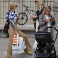 Anja Alavanja sa sinom u društvu prijateljice na Cvjetnom trgu