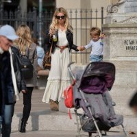 Anja Alavanja sa sinom u društvu prijateljice na Cvjetnom trgu