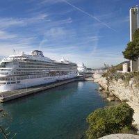 Kruzer u splitskoj luci