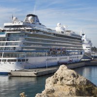 Kruzer u splitskoj luci