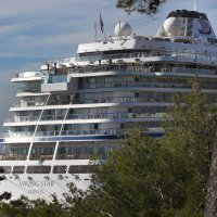 Kruzer u splitskoj luci