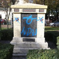 Grafitom devastiran spomenik palim borcima NOB-a u Adžijinoj ulici u Zagrebu
