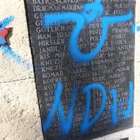 Grafitom devastiran spomenik palim borcima NOB-a u Adžijinoj ulici u Zagrebu