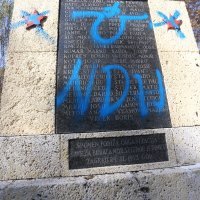 Grafitom devastiran spomenik palim borcima NOB-a u Adžijinoj ulici u Zagrebu