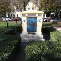 Grafitom devastiran spomenik palim borcima NOB-a u Adžijinoj ulici u Zagrebu