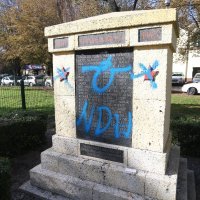 Grafitom devastiran spomenik palim borcima NOB-a u Adžijinoj ulici u Zagrebu