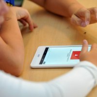 Učenici na tabletima