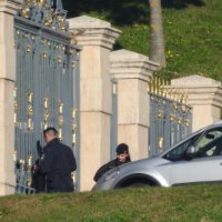 Policija i istražitelji ispred Kulmerovih dvora