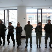 U vojničkim uniformama glumci izveli "ljubavni desant" na fakultetima