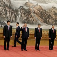 Predsjednik Xi Jinping i novi članovi politbira Wang Huning, Li Zhanshu, Han Zheng, Li Keqiang, Wang Yang, Zhao Leji