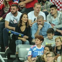 Zagrljeni Tatjana Jurić i Ivan Zubak na rukometnoj utakmici