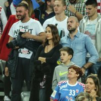 Zagrljeni Tatjana Jurić i Ivan Zubak na rukometnoj utakmici