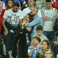 Zagrljeni Tatjana Jurić i Ivan Zubak na rukometnoj utakmici