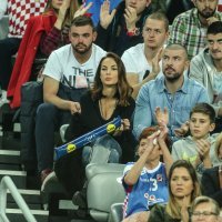 Zagrljeni Tatjana Jurić i Ivan Zubak na rukometnoj utakmici