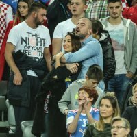 Zagrljeni Tatjana Jurić i Ivan Zubak na rukometnoj utakmici