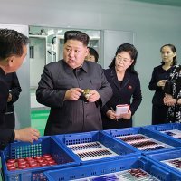 Kim Jong Un u tvornici kozmetičkih proizvoda