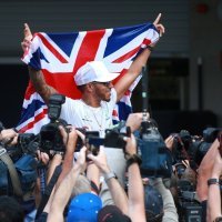 Lewis Hamilton slavi titulu