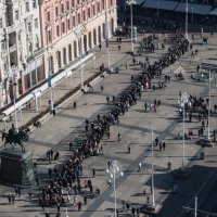 Građani u koloni čekaju organizirani prijevoz do groblja Mirogoj