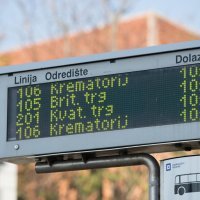 Građani u koloni čekaju organizirani prijevoz do groblja Mirogoj