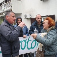 Prosvjed članova inicijative Ne daj se Cetino uoči sjednice Županijske skupštine