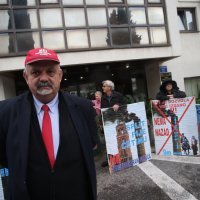 Prosvjed članova inicijative Ne daj se Cetino uoči sjednice Županijske skupštine