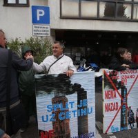 Prosvjed članova inicijative Ne daj se Cetino uoči sjednice Županijske skupštine