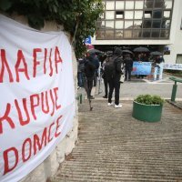 Prosvjed članova inicijative Ne daj se Cetino uoči sjednice Županijske skupštine