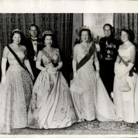 Kraljica Elizabeta II u društvu princeze Beatrix, kraljice Juliane i princeze Irene