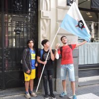 Mladi argentinski prosvjednici na putu prema Plaza de Mayo, mjestu gdje se svakodnevno okupljaju tisuće prosvjednika nezadovoljnih politikom argentinske Vlade