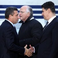 Ante Gotovina rukuje se s tadašnjim premijerom Zoranom Milanovićem