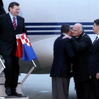 Srdačan zagrljaj Ante Gotovine i tadašnjeg predsjednika Sabora Josipa Leke