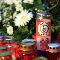 Sudionici Kolone sjećanja okupljaju se ispred vukovarske bolnice