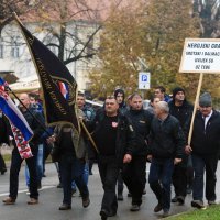 Sudionici Kolone sjećanja okupljaju se ispred vukovarske bolnice