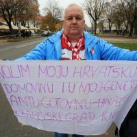 Sudionici Kolone sjećanja okupljaju se ispred vukovarske bolnice