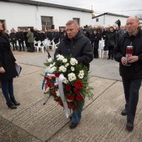 Polaganje vijenaca i paljenje svijeća u dvorištu Veleprometa