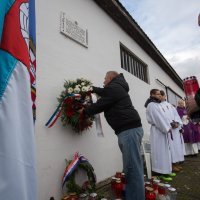 Polaganje vijenaca i paljenje svijeća u dvorištu Veleprometa