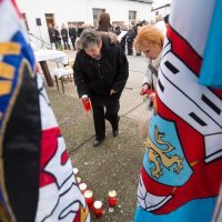 Polaganje vijenaca i paljenje svijeća u dvorištu Veleprometa