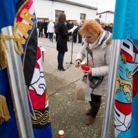 Polaganje vijenaca i paljenje svijeća u dvorištu Veleprometa
