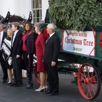 Melania Trump i sin Barron Trump preuzimaju božićno drvce ispred Bijele kuće