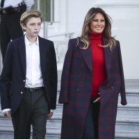 Melania Trump i sin Barron Trump preuzimaju božićno drvce ispred Bijele kuće