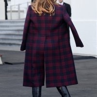 Melania Trump i sin Barron Trump preuzimaju božićno drvce ispred Bijele kuće