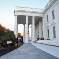 Melania Trump i sin Barron Trump preuzimaju božićno drvce ispred Bijele kuće