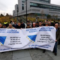 Žrtve zločina Ratka Mladića ispred sudnice u Haagu