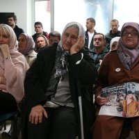 Žrtve i njihove obitelji gledaju presudu Mladiću u Memorijalnom centru Potočari kod Srebrenice