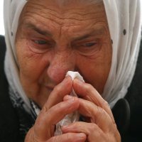 Žrtve i njihove obitelji gledaju presudu Mladiću u Memorijalnom centru Potočari kod Srebrenice