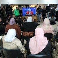 Žrtve i njihove obitelji gledaju presudu Mladiću u Memorijalnom centru Potočari kod Srebrenice