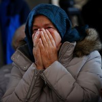 Žrtve i njihove obitelji gledaju presudu Mladiću u Memorijalnom centru Potočari kod Srebrenice