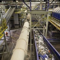 Magnetske trake izdvajaju metal i željezo, infracrvene peći plastiku, slijedi usitnjavanje, prosijavanje i višekratno sortiranje, da bi na traci na koncu preostalo samo gorivo